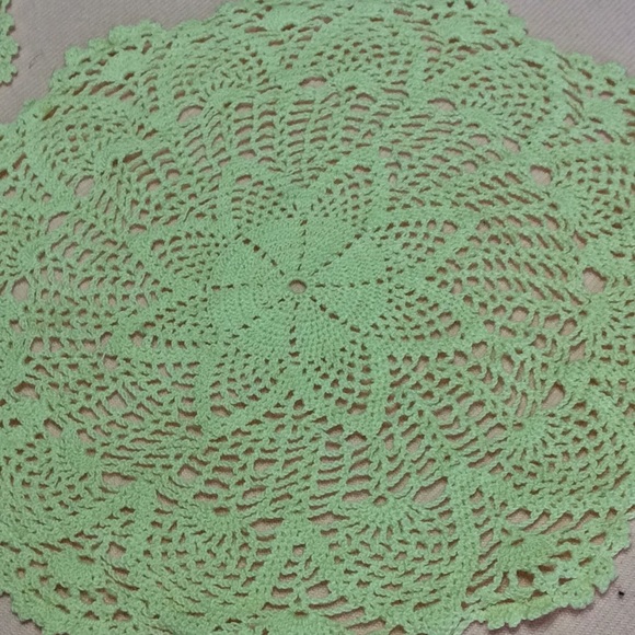 FINAL SALE PRICE Vintage 4 Pc Small Doily Set - Picture 5 of 8